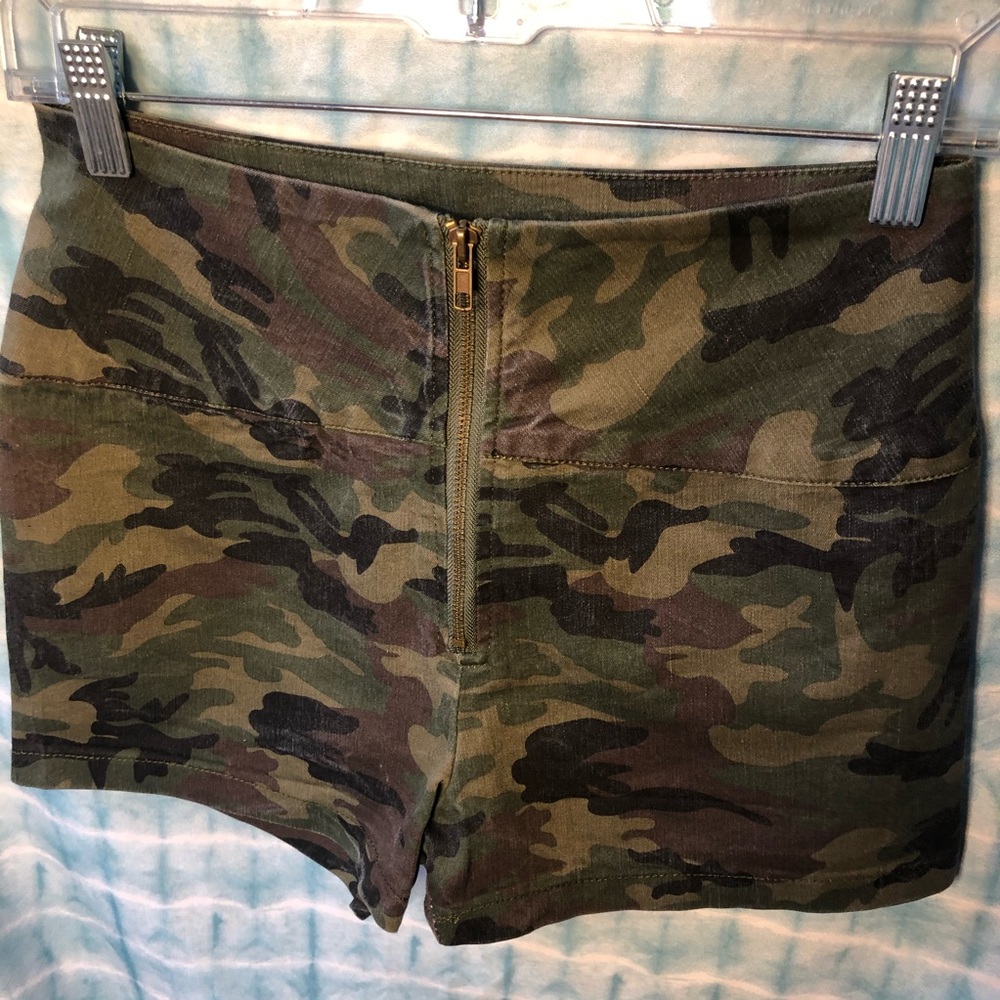 Camo Zip Front 36 point 5 Shorts Size Medium